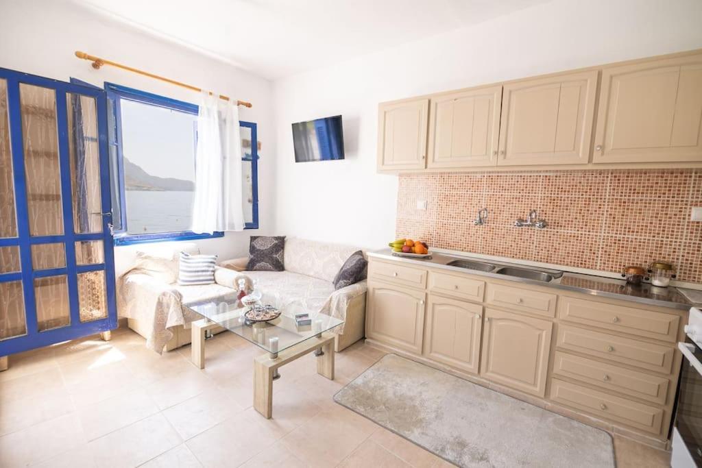 Appartement Beachfront Lovely Small House On The Sea Paránimfoi