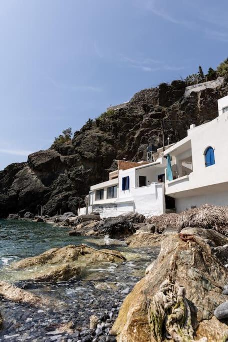 Beachfront Lovely Small House On The Sea Διαμέρισμα